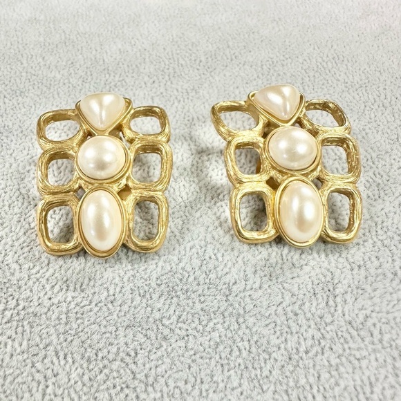 Vintage Avon Large Geometric Brush Gold Faux Pearl Statement Clip On Earrings - Picture 2 of 5